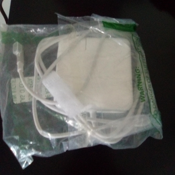 New White Mac Book Pro Charger - Picture 3 of 3